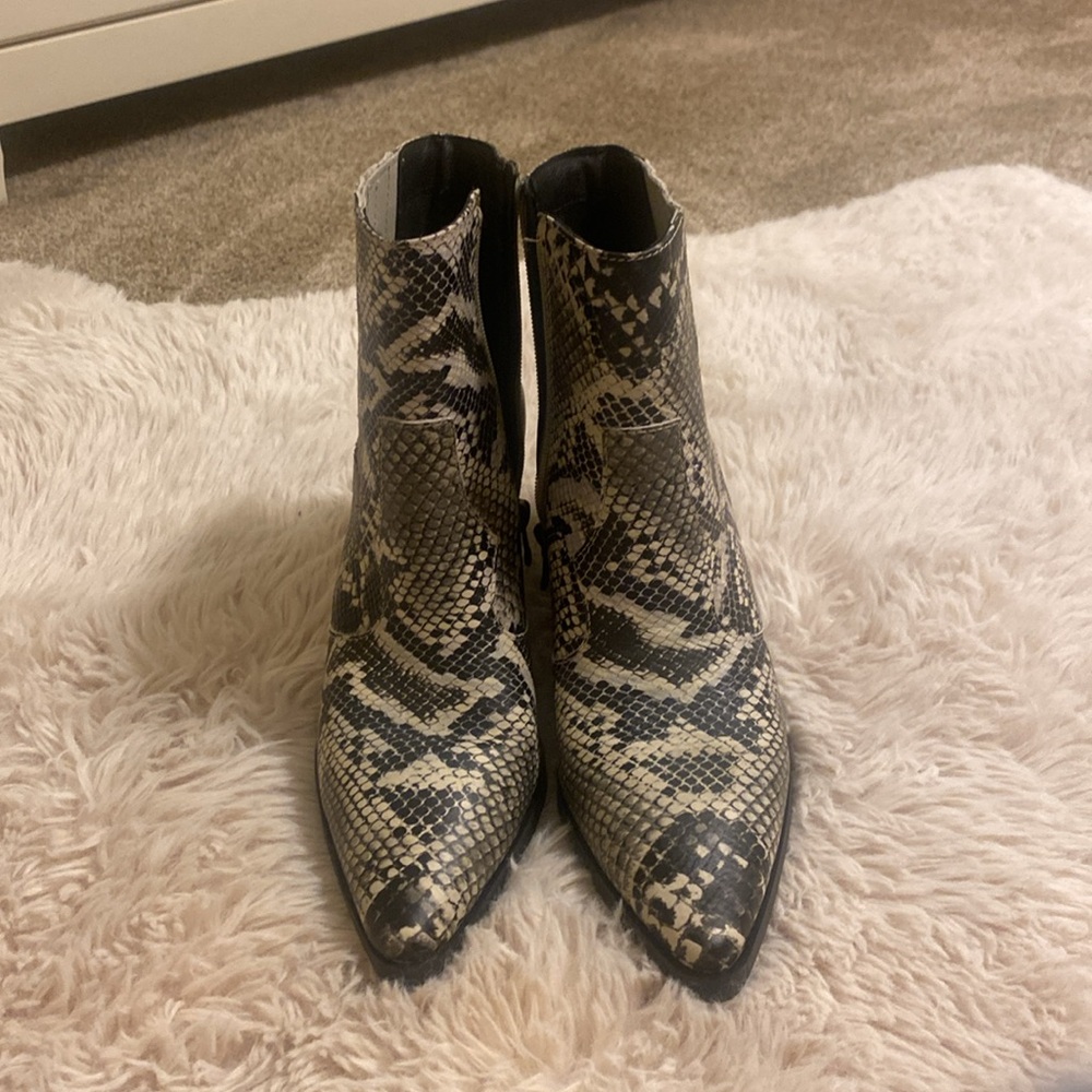 New Blondo misses 9.5 waterproof alligator embossed  booties